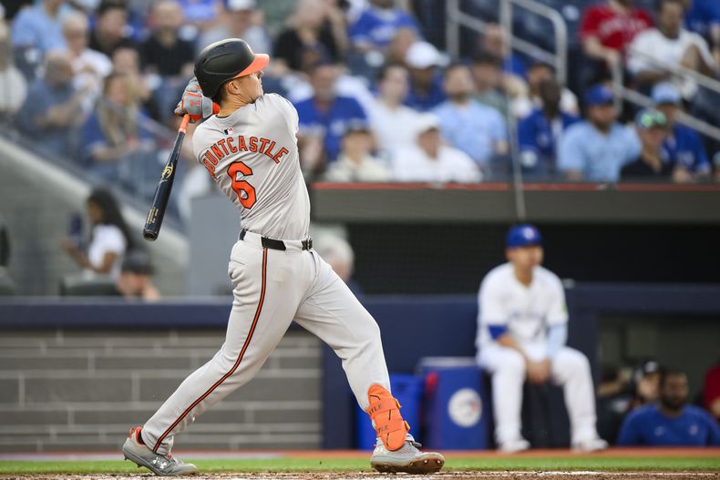 Ryan Mountcastle de los Orioles de Baltimore observa su jonrón de tres carreras en la tercera entrada ante los Azulejos de Toronto el martes 4 de junio del 2024. (Christopher Katsarov/The Canadian Press via AP)