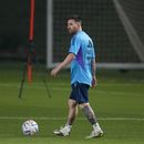 Messi entrena otra vez aparte en Argentina a días debut
