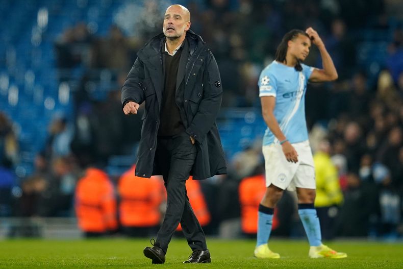 El español Pep Guardiola, técnico del Manchester City, se marcha tras la derrota ante el Bayer Leverkusen, sufrida el martes 25 de noviembre de 2025 (AP Foto/Dave Thompson)