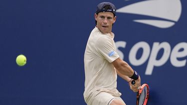 Diego Schwartzman devuelve ante Gael Monfils en la primera ronda del Abierto de Estados Unidos, el lunes 26 de agosto de 2024, en Nueva York. (AP Foto/Julia Nikhinson)