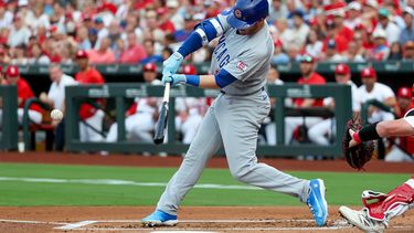 Ian Happ de los Cachorros de Chicago batea en el encuentro ante los Cardenales de San Luis el martes 28 de julio del 2026. (AP Foto/Scott Kane)