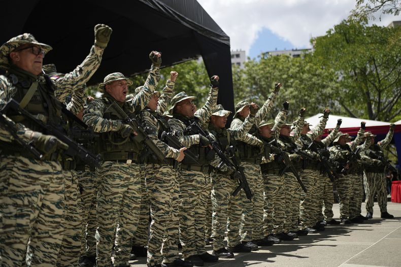 Miembros de la Milicia Nacional Bolivariana vitorean al unísono durante ejercicios militares en Caracas, Venezuela, el sábado 20 de septiembre de 2025. (Foto AP/Ariana Cubillos)
