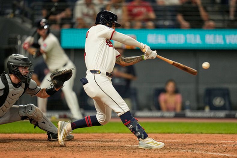 Brayan Rocchio, de los Guardianes de Cleveland, conecta un jonrón para ganar el partido en la novena entrada de un encuentro de béisbol contra los Medias Blancas de Chicago, en Cleveland, el jueves 2 de julio de 2026. (Foto AP/Sue Ogrocki)