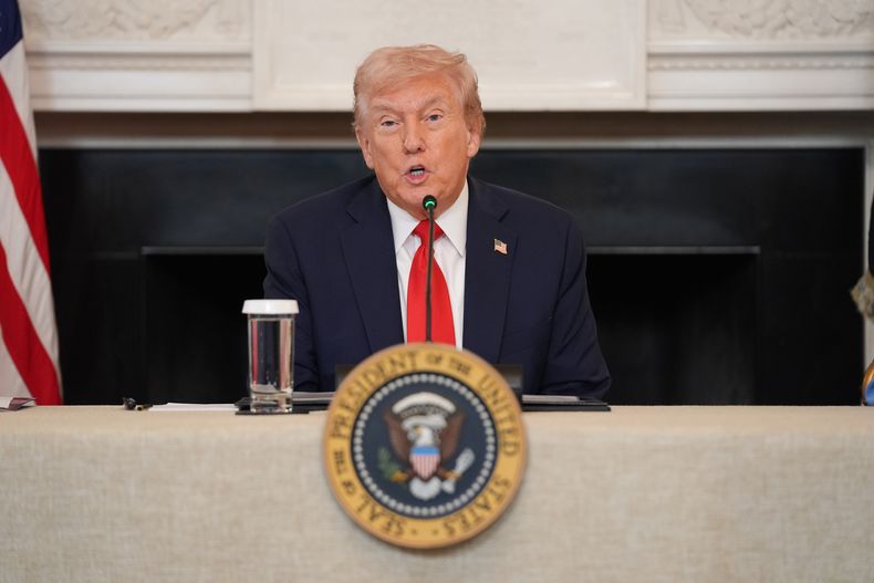 El presidente Donald Trump durante una mesa redonda sobre antifa en la Casa Blanca, el miércoles 8 de octubre de 2025, en Washington. (AP Foto/Evan Vucci)