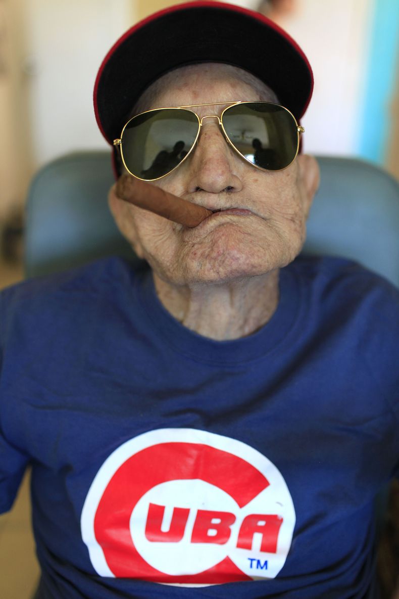 Conrado Marrero fotografiado al cumplir 102 a&ntilde;os en su casa de La Habana el 25 de abril del 2013. El legendario ex grandes ligas falleci&oacute; en Cuba dos d&iacute;as antes de cumplir 103 a&ntilde;os, seg&uacute;n un nieto. (AP Photo/Franklin Rey
