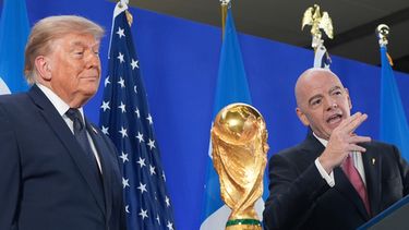 El presidente estadounidense Donald Trump escucha al presidente de la FIFA Gianni Infantino durante una recepción en la Trump Tower de New York, el viernes 17 de julio de 2026. (AP Foto/Jacquelyn Martin)
