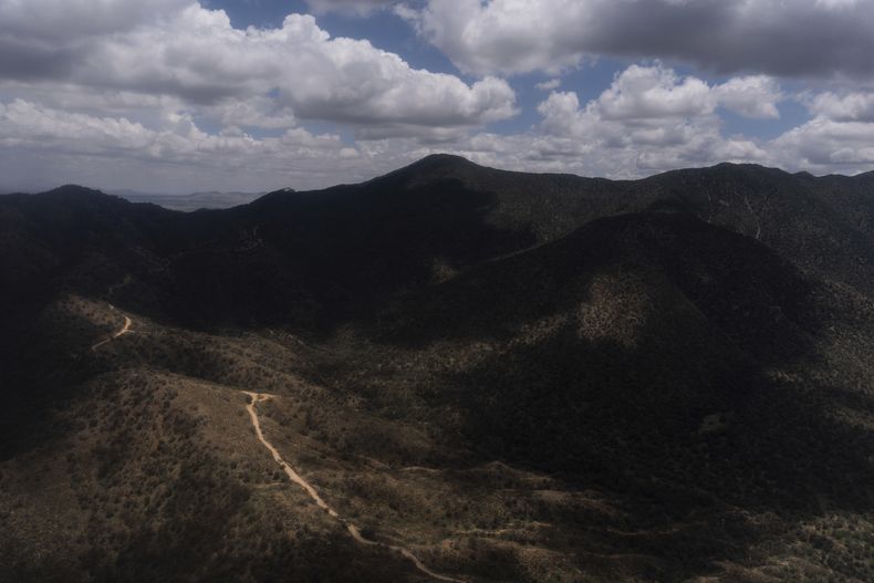VIsta aérea de una zona montañosa el 22 de julio de 2025, cerca de Nogales, Arizona. (AP Foto/Jae C. Hong)
