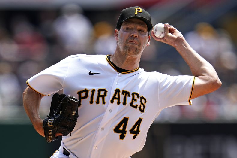 Rich Hill de los Piratas de Pittsburgh lanza ante los Cardenales de San Luis, el domingo 4 de junio de 2023, en Pittsburgh. (AP Foto/Gene J. Puskar)