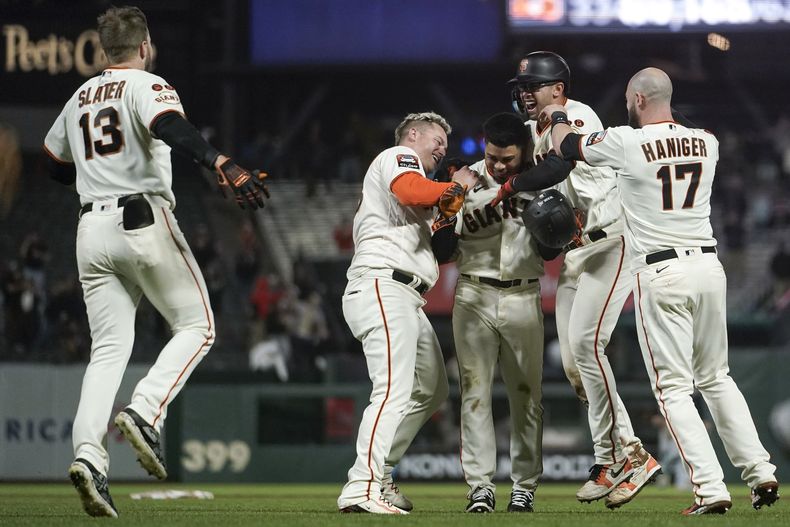 LaMonte Wade Jr. (tercero por la derecha), celebra con sus compañeros de los Gigantes de San Francisco tras batear un sencillo remolcador que dio la victoria a su equipo en el 10mo inning de un juego de la MLB frente a los Guardianes de Cleveland, el 11 de septiembre de 2023, en San Francisco. (AP Foto/Godofredo A. Vásquez)