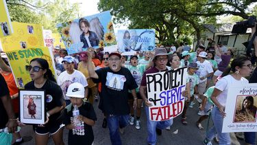 mostraran video de masacre en escuela a residentes de uvalde
