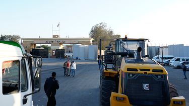 Bulldozers entran por la puerta egipcia del cruce de Rafah, antes de ser inspeccionados por autoridades israelíes antes de entrar en la Franja de Gaza, tras un acuerdo entre Israel y Hamás sobre un cese el fuego, el domingo 26 de octubre de 2025. (AP Foto/Mohamed Arafat)