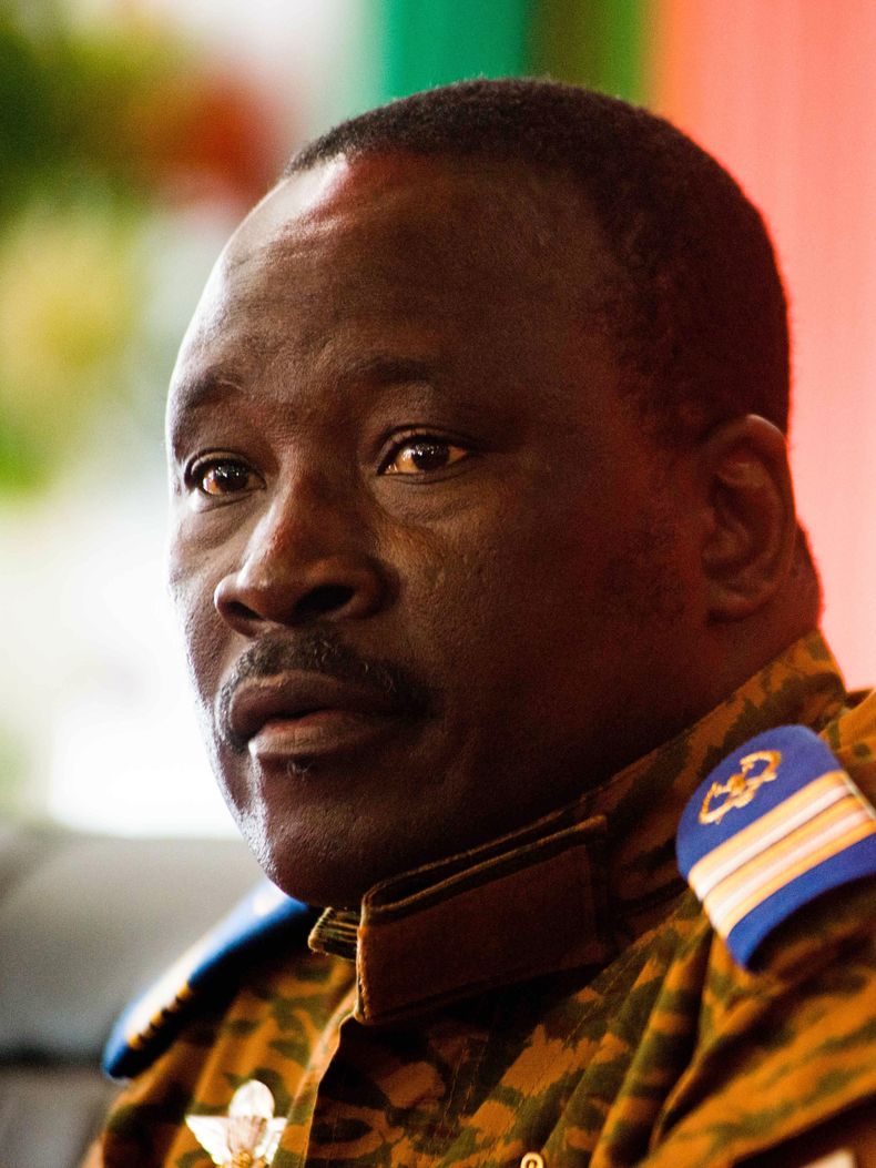 El teniente coronel Issac Yacouba Zida durante una rueda de prensa en la ciudad de Uagadug&uacute;, en Burkina Faso, el 3 de noviembre de 2014. (Foto AP/Theo Renaut)
