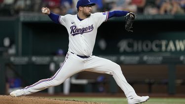 El abridor de los Rangers de Texas Dane Dunning lanza en la cuarta entrada del encuentro ante los Rays de Tampa Bay el lunes 17 de julio del 2023. (AP Foto/Tony Gutierrez)
