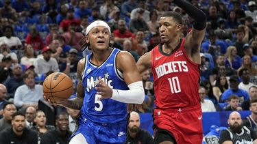 Paolo Banchero, del Magic de Orlando, avanza frente a Jabari Smith Jr., de los Rockets de Houston, en el partido del miércoles 25 de octubre de 2023 (AP Foto/John Raoux)