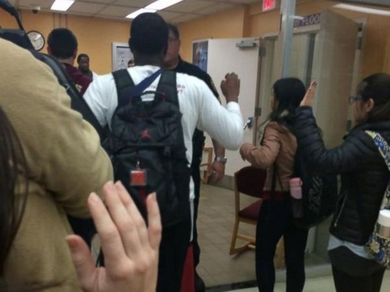 El confuso episodio tuvo lugar en las instalaciones de la biblioteca de la Universidad del Estado de La Florida en Tallahassee, la capital estatal, que cuenta con unos 40,000 estudiantes.