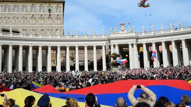 americateve | Representantes de la oposición venezolana, se reunieron con el número dos del Vaticano. En total suman 1.125.000 las firmas que le fueron entregadas a Pietro Parolin, contenidas en un dispositivo electrónico