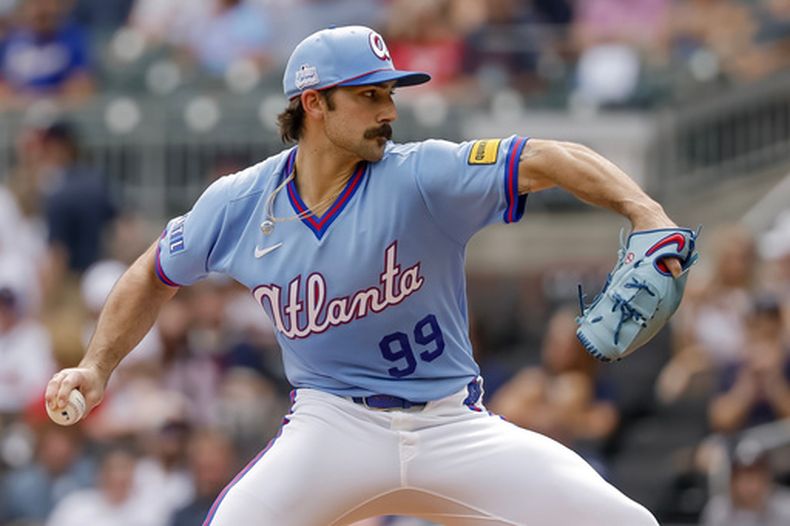El lanzador de los Bravos de Atlanta, Spencer Strider, realiza un lanzamiento contra un bateador de los Piratas de Pittsburgh durante la primera entrada de un partido de béisbol el sábado 6 de junio de 2026, en Atlanta. (Foto AP/Erik S. Lesser)