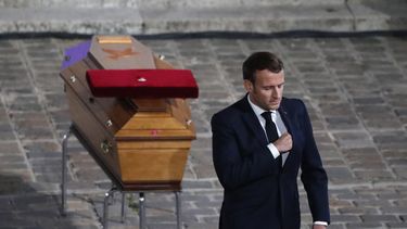 ARCHIVO - El presidente de Francia, Emmanuel Macron, se marcha tras presentar sus respetos ante el ataúd del maestro asesinado Samuel Paty en el patio de la Universidad Sorbona durante un funeral oficial, el miércoles 21 de octubre de 2020 en París. (AP Foto/Francois Mori, Pool, Archivo)