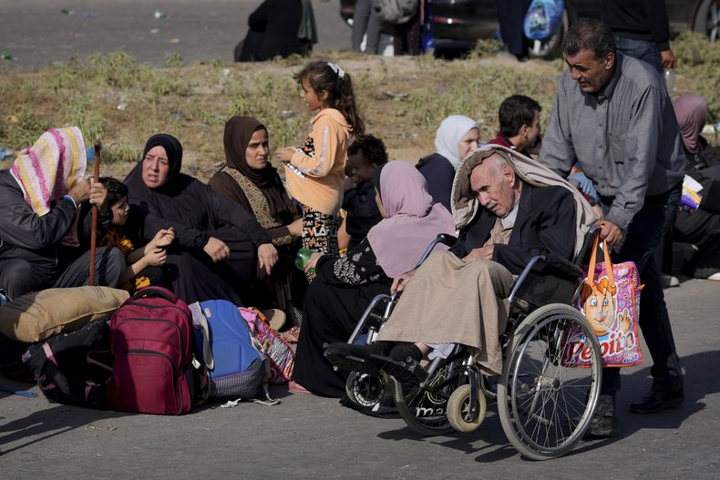 Palestinos huyen hacia el sur de la Franja de Gaza sobre la avenida Salah al-Din, el jueves 9 de noviembre de 2023, en Bureij, Franja de Gaza. (AP Foto/Hatem Moussa)