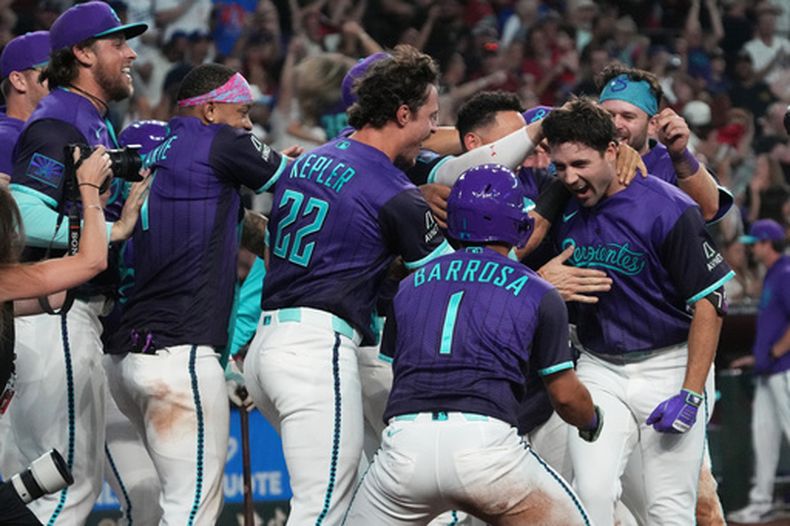 Ryan Waldschmidt, jardinero central de los Diamondbacks de Arizona, festeja tras conectar un jonrón ante los Dodgers de Los Ángeles, el viernes 7 de agosto de 2026 (AP Foto/Rick Scuteri)