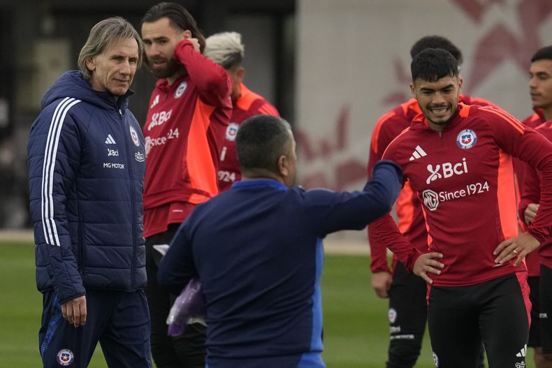 El técnico de Chile Ricardo Gareca durante un entrenamiento de la selección previo al partido contra Argentina por las eliminatorias del Mundial, el martes 3 de septiembre de 2024, en Santiago. (AP Foto/Esteban Félix)