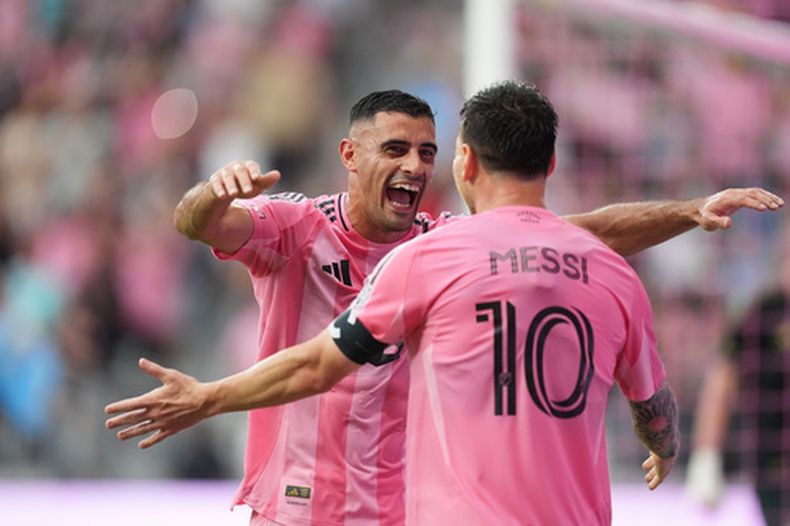 German Berterame, izquierda, delantero del Inter Miami, corre para abrazar a Leo Messi (10) después de anotar frente a Portland Timbers durante el primer tiempo del partido del fútbol de la MLS, el domingo 17 de mayo de 2026, en Miami. (AP Foto/Rebecca Blackwell)
