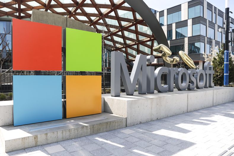ARCHIVO – El logotipo de Microsoft en las oficinas de la empresa, el viernes 4 de abril de 2025, en Redmond, Washington. (AP Foto/Jason Redmond, Archivo)