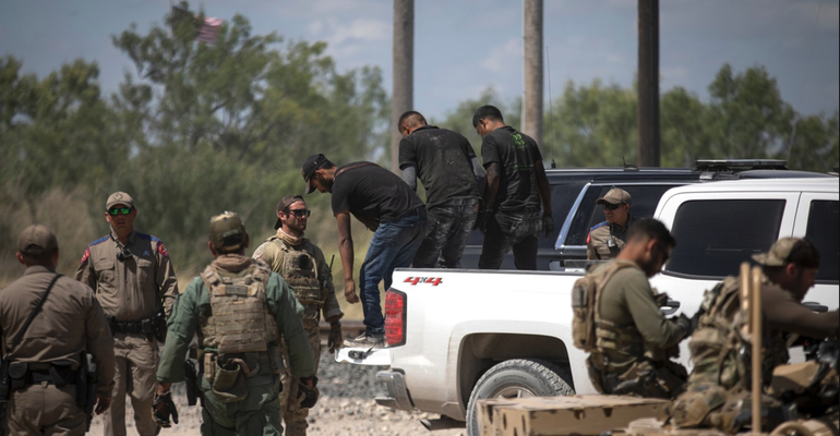 Un condado de Texas declara  invasión de inmigrantes en la frontera sur con México