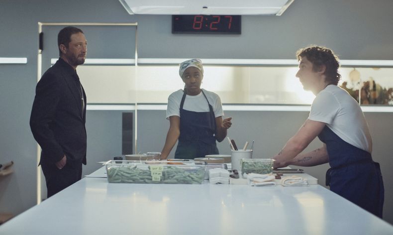 Esta imagen proporcionada por FX muestra al actor Ebon Moss-Bachrach (izquierda), a la actriz Ayo Edebiri (centro) y al actor Jeremy Allen White en una escena de The Bear. (FX vía AP)