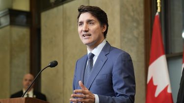 El primer ministro canadiense, Justin Trudeau, sostiene una conferencia de prensa sobre los aranceles impuestos por Estados Unidos, en Ottawa, el martes 4 de marzo de 2025. (Adrian Wyld /The Canadian Press vía AP)