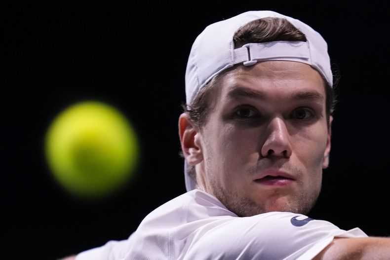 El finlandés Otto Virtanen disputa un punto ante el canadiense Gabriel Diallo en un duelo de la Copa Davis, el martes 21 de noviembre de 2023, en Málaga, España (AP Foto/Manu Fernández)