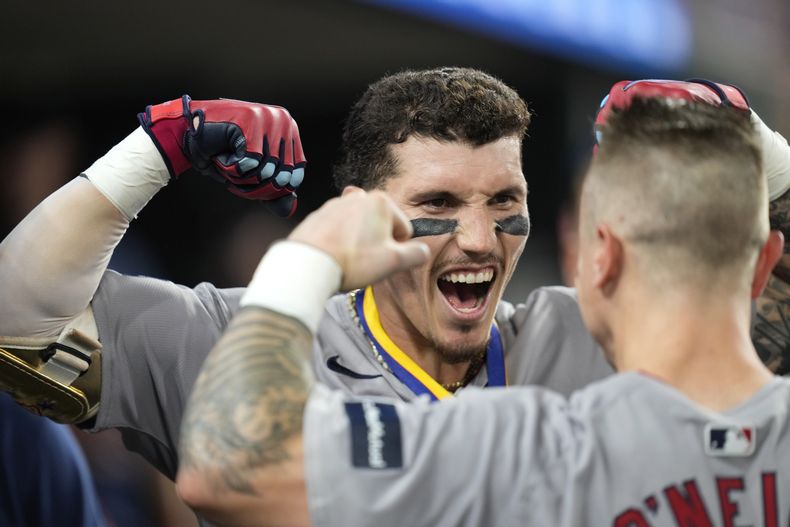 El mexicano Jarren Durán festeja su jonrón por los Medias Rojas de Boston ante los Tigres de Detroit en el décimo inning del juego del viernes 30 de agosto de 2024 (AP Foto/Paul Sancya)