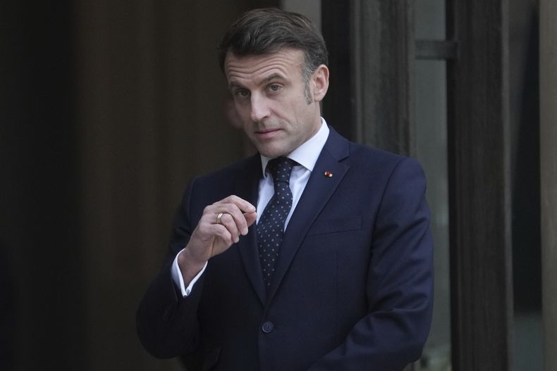 El presidente francés Emmanuel Macron espera al presidente interino rumano Ilie Bolojan antes de una reunión sobre seguridad europea, el miércoles 19 de febrero de 2025, en el Palacio del Elíseo de París. (AP Foto/Thibault Camus)