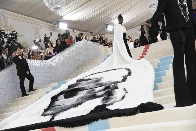 Jeremy Pope llega a la gala del Instituto del Vestido del Museo Metropolitano de Arte para celebrar la inauguración de la exposición Karl Lagerfeld: A Line of Beauty el lunes 1 de mayo de 2023 en Nueva York.(Foto Evan Agostini/Invision/AP)