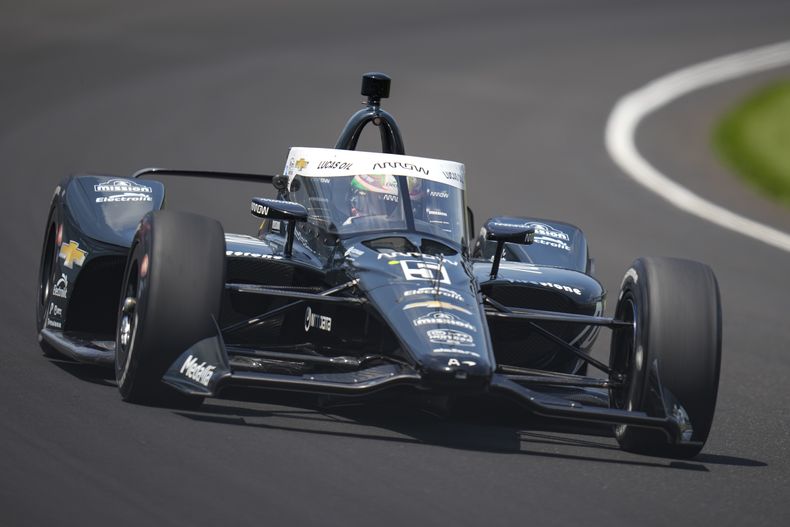 El piloto mexicano Pato OWard durante una práctica con miras a las 500 Millas de Indianápolis, el sábado 20 de mayo de 2023. (AP Foto/Michael Conroy)