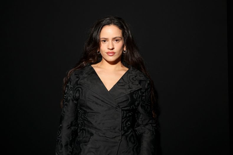 ARCHIVO - La cantante y compositora española Rosalía aparece en la presentación de la colección Primavera/Verano 2025 de Christian Dior en París el 24 de septiembre de 2024. (Foto Vianney Le Caer/Invision/AP, archivo)