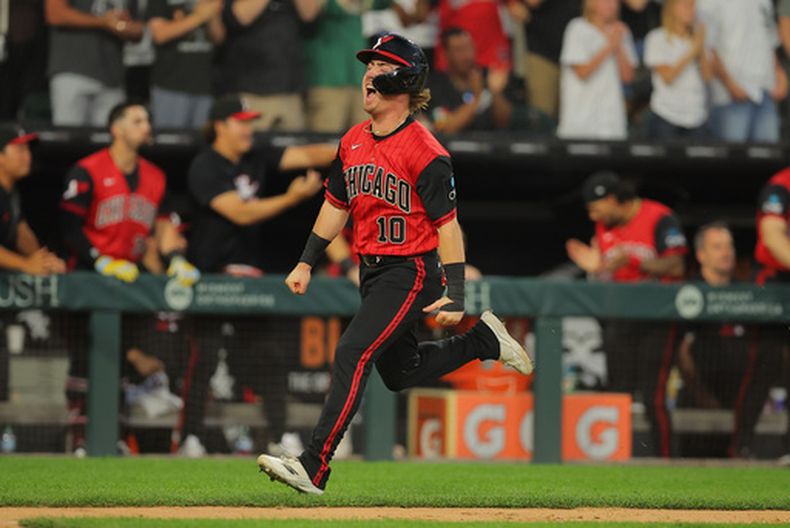 Chase Meidroth, de los Medias Blancas de Chicago, anota tras el triple de Tristan Peters que impulsó dos carreras durante la quinta entrada de un partido de béisbol contra los Dodgers de Los Ángeles, el viernes 12 de junio de 2026, en Chicago. (Foto AP/Melissa Tamez)