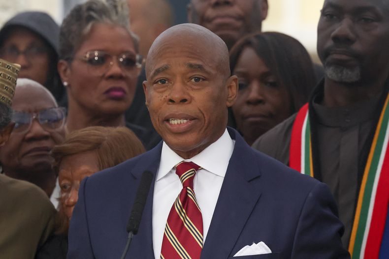 El alcalde de Nueva York, Eric Adams, habla durante una conferencia de prensa a las puertas de Gracie Mansion, el jueves 26 de septiembre de 2024, en Nueva York. (Foto AP/Yuki Iwamura)