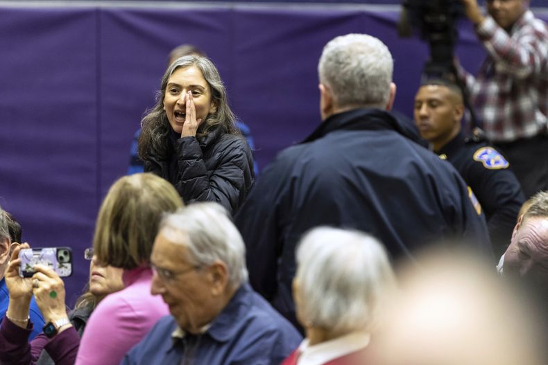 Una mujer interrumpe un foro público con el senador demócrata Cory Booker en el Bergen Community College de Paramus, Nueva Jersey, el sábado 5 de abril de 2025. (AP Foto/Stefan Jeremiah)