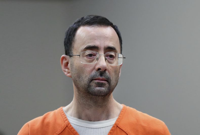 ARCHIVO - El ex médico de la federación de gimnasia Larry Nassar comparece en un tribunal el 22 de noviembre de 2017, en Lansing, Michigan. (AP Foto/Paul Sancya, Archivo)