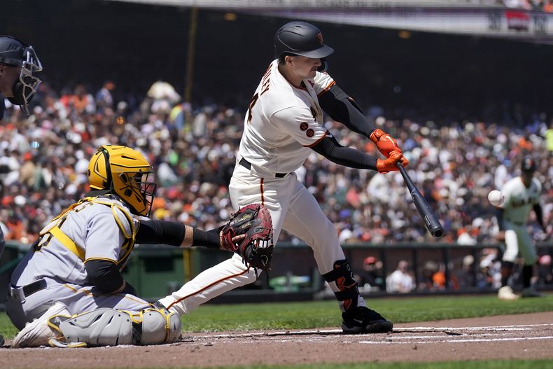 Patrick Bailey de los Gigantes de San Francisco pegó un doble de dos carreras en la segunda entrada frente al cátcher de los Piratas de Pittsburgh Austin Hedges el lunes 29 de mayo del 2023. (AP Foto/Jeff Chiu)