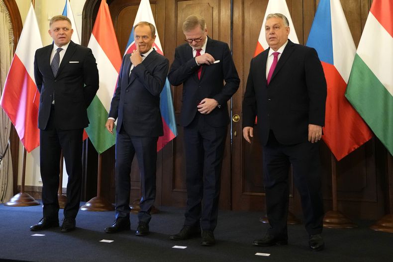 De izquierda a derecha, el primer ministro de Eslovaquia, Robert Fico; el de Polonia, Donald Tusk; el de República Checa, Petr Fiala, y el de Hungría, Viktor Orban, posan para una foto durante su reunión en Praga, República Checa, el 27 de febrero de 2024. (AP Foto/Petr David Josek)