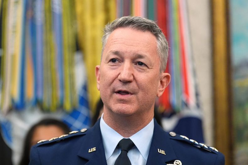 El general Dan Caine, presidente del Estado Mayor Conjunto, habla durante una reunión sobre las familias de militares con el presidente Donald Trump en el Despacho Oval de la Casa Blanca, el lunes 3 de agosto de 2026, en Washington. (Foto AP/Alex Brandon)
