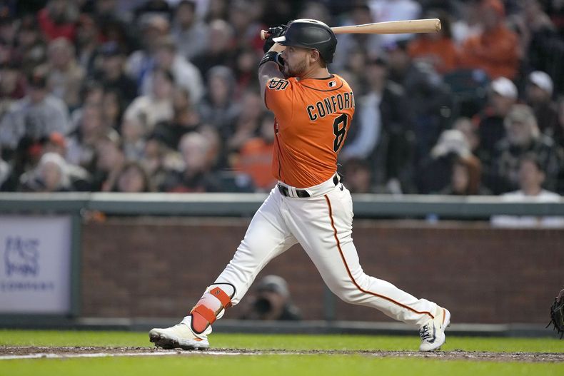Michael Conforto, de los Gigantes de San Francisco, conecta un doble de dos carreras a los Diamondbacks de Arizona, en la quinta entrada del encuentro en San Francisco, el viernes 23 de junio de 2023. (AP Foto/Tony Avelar)