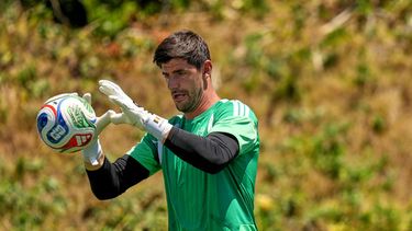 Thibaut Courtois, arquero de Bélgica, entrena el jueves 9 de julio de 2026 en Carson, California (AP Foto/Andre Penner)