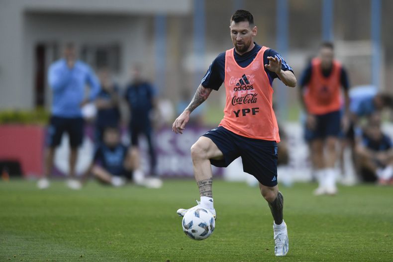 El argentino Lionel Messi controla el balón durante una práctica de la selección de su país en Buenos Aires, el martes 10 de octubre de 2023 (AP Foto/Gustavo Garello)