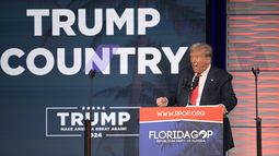 El expresidente Donald Trump se dirige a los asistentes a la Cumbre de la Libertad del Partido Republicano de Florida, el sábado 4 de noviembre de 2023, en Kissimmee, Florida. (AP Foto/Phelan M. Ebenhack)