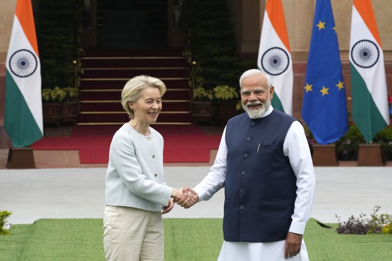 El primer ministro de India, Narendra Modi (derecha), estrecha la mano de la presidenta de la Comisión Europea, Ursula von der Leyen, en Nueva Delhi, India, el 28 de febrero de 2025. (AP Foto/Manish Swarup)