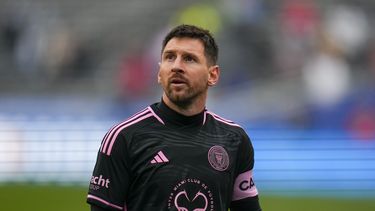 Lionel Messi, de Inter Miami, observa durante la primera mitad de un partido amistoso de pretemporada de la MLS contra FC Dallas el lunes 22 de enero de 2024 en el Cotton Bowl de Dallas. (AP Foto/Julio Cortez)