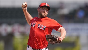 El lanzador de los Medias Rojas de Boston Liam Hendriks lanza en la cuarta entrada de los entrenamientos de primavera ante los Rays de Tampa Bay el miércoles 26 de febrero del 2025. (AP Foto/Gerald Herbert)